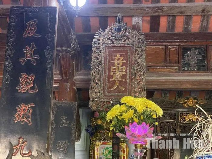 Biển bài vua ban cho Phó bảng Lê Viết Tạo luôn được con cháu giữ gìn.