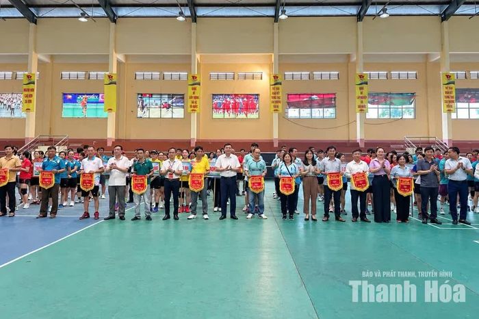 Lãnh đạo xã Hà Trung trao cờ lưu niệm cho đại điện các đội tham gia giải.