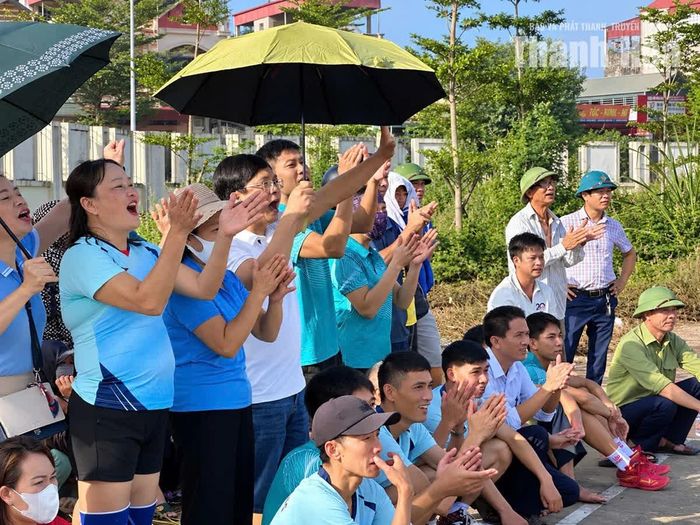 Đông đảo Nhân dân và khán giả theo dõi, cổ vũ các đội tham gia thi đấu.