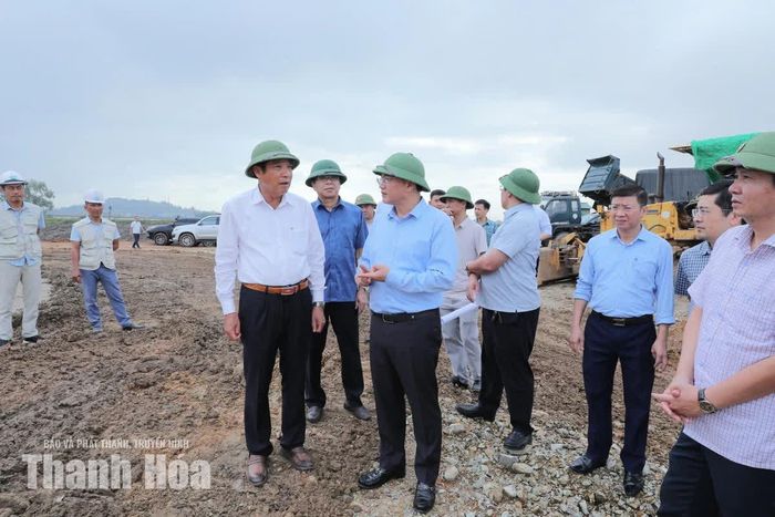 Phó Chủ tịch Thường trực UBND tỉnh Mai Xuân Liêm kiểm tra tiến độ dự án Xây dựng hạ tầng kỹ thuật Khu tái định cư phục vụ di dân xã Hải Hà.