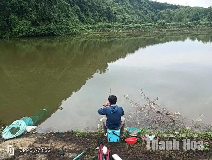 Phút thư giãn câu cá bên hồ Rừng Luồng.