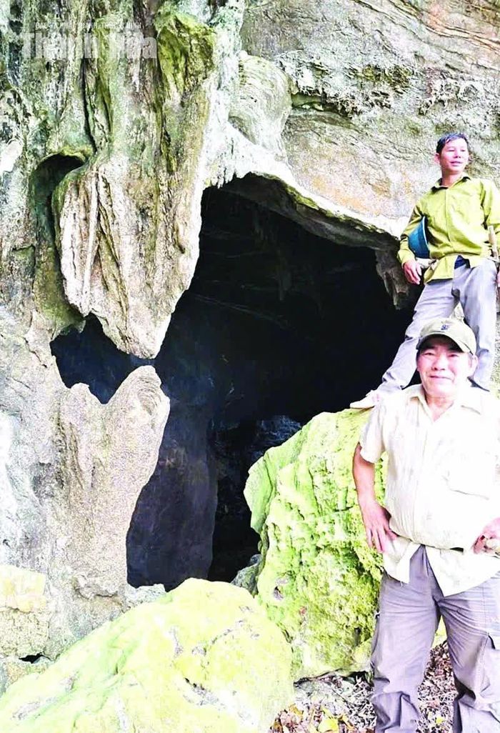 Du khách tham quan, trải nghiệm tại hang Cáng Cua.