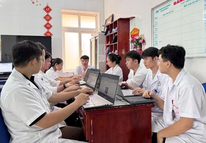 Bác sĩ chuyên khoa II Lê Thanh Hoài trao đổi chuyên môn với đồng nghiệp và học viên sau đại học.