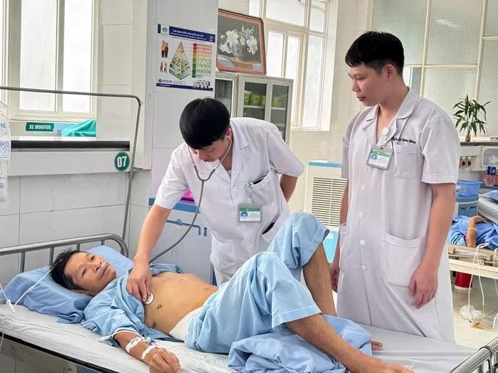 Bác sĩ chuyên khoa II Lê Thanh Hoài kiểm tra sức khỏe cho bệnh nhân sau phẫu thuật.