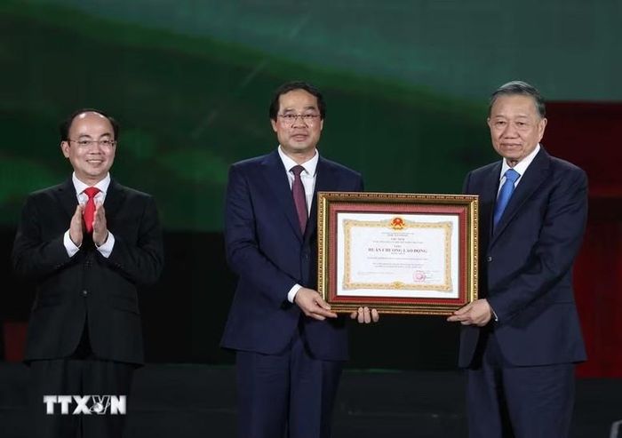 Tổng Bí thư, Chủ tịch nước Tô Lâm trao tặng Huân chương Lao động hạng Nhất tặng Đảng bộ, chính quyền và nhân dân tỉnh Thái Nguyên. Ảnh: TTXVN.