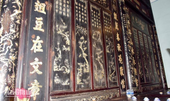 Những chi tiết khảm trên gỗ được cẩn ốc xà cừ lấp lánh.