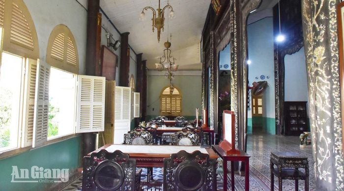 Gian trước ngôi từ đường mang phong cách phương Tây.