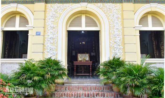 Mặt chính ngôi nhà mang nét kiến trúc phương Tây kết hợp phương Đông hài hòa.