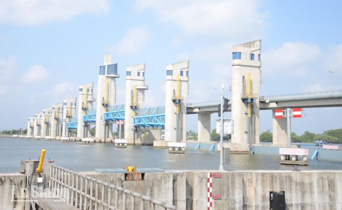 Cống Cái Lớn được vận hành linh hoạt nhằm kiểm soát nguồn nước, ngăn mặn, giữ ngọt, góp phần bảo đảm nguồn nước phục vụ sản xuất nông nghiệp và ứng phó với nguy cơ hạn hán, xâm nhập mặn tại An Giang. Ảnh: THÙY TRANG