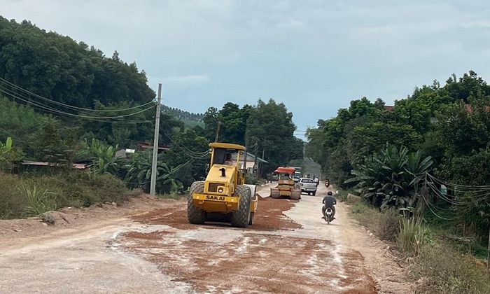  Nhà thầu lu nèn ổ gà, ổ voi trên quốc lộ 17 qua địa bàn xã Tam Tiến. Ảnh chụp chiều 30/10. 
