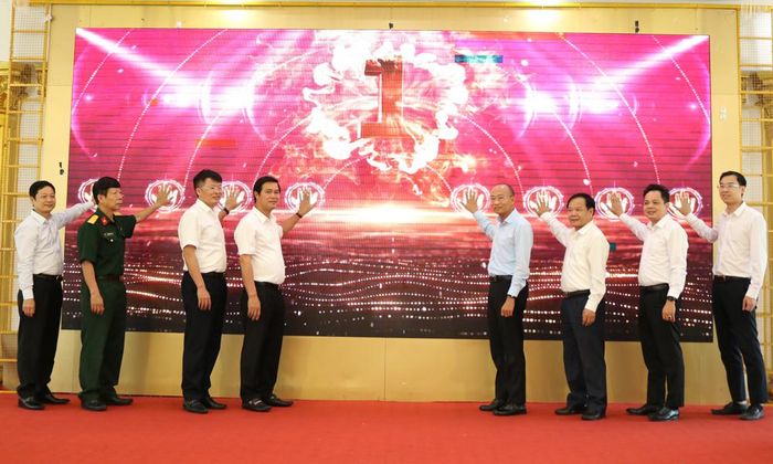  Đại biểu thực hiện nghi thức phát động Giải Báo chí "Trọn nghĩa tri ân - Vẹn tình đồng đội" thành phố Bắc Ninh.  
