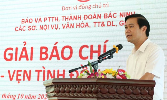  Đồng chí Lê Xuân Lợi, Phó Chủ tịch UBND thành phố phát biểu chỉ đạo tại chương trình phát động Giải Báo chí "Trọn nghĩa tri ân - Vẹn tình đồng đội" thành phố Bắc Ninh.  