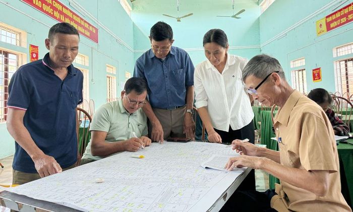  Nhờ áp dụng sáng kiến “Hệ thống Quản lý đất đai - Số hóa toàn diện quy trình rà soát, cập nhật và làm sạch dữ liệu đất đai”, kết quả xây dựng dữ liệu đất đai của phường Tự Lạn đạt cao. Ảnh: Người dân rà soát bản đồ, sau đó cập nhật thông tin lên hệ thống. 