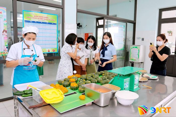 Giáo viên tham quan bếp ăn, quan sát quy trình chế biến tại buổi tập huấn chuyên đề "Nâng cao chất lượng tổ chức bán trú" tại Trường Mầm non Hoa Phượng Đỏ. Ảnh: NHẬT HẠ.