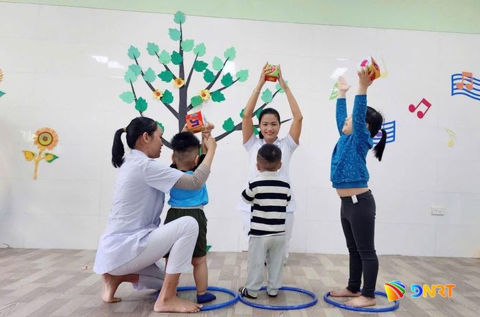 Việc can thiệp đúng giai đoạn giúp trẻ cải thiện khả năng giao tiếp, ngôn ngữ và tương tác xã hội. Ảnh: KHÁNH HUYỀN