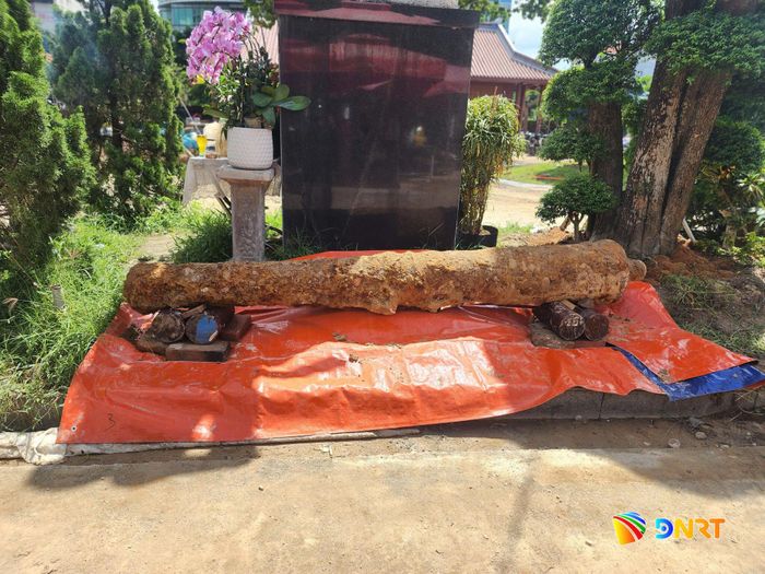 Khẩu súng thần công sau khi đưa lên khỏi lòng đất được kiểm tra, đánh giá hiện trạng, làm cơ sở xây dựng phương án bảo quản và phát huy giá trị lịch sử. Ảnh: NGỌC QUỐC