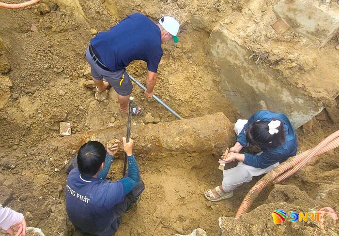 Các đơn vị liên quan tiến hành khai quật súng thần công. Ảnh: NGỌC QUỐC