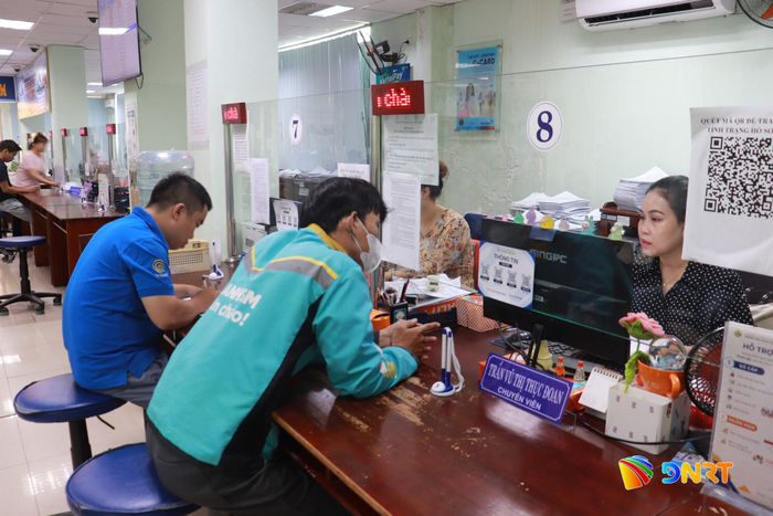 Nhiều người lao động tìm việc làm dịp cuối năm. Ảnh: KHÁNH NGÂN