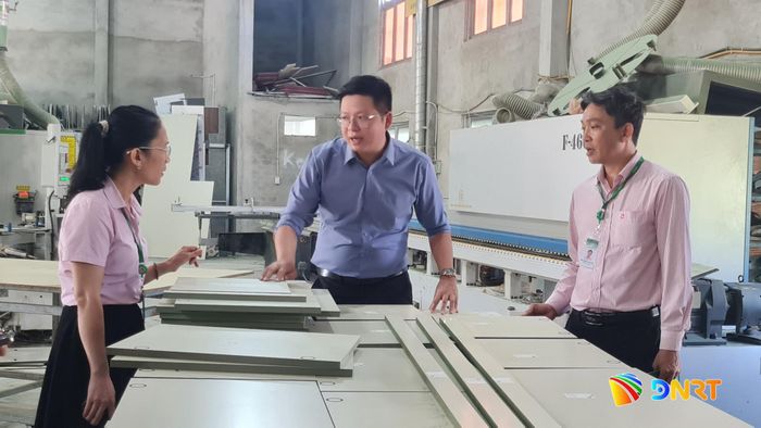 Phòng giao dịch Ngân hàng Chính sách xã hội Quảng Nam thường xuyên kiểm tra để đảm bảo nguồn vốn vay phát huy hiệu quả cao nhất. Ảnh: D.LỆ