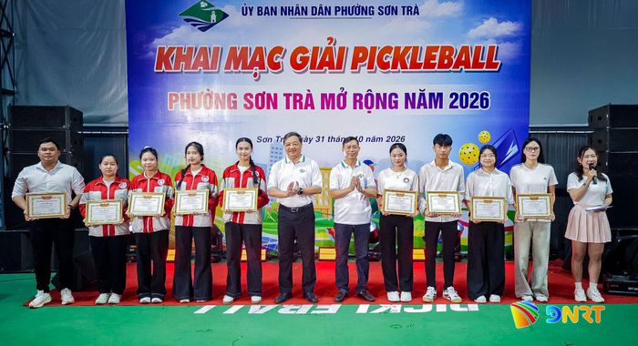 UBND phường Sơn Trà trao giấy khen cho các huấn luyện viên, vận động viên đạt thành tích xuất sắc tại Đại hội Thể dục thể thao thành phố Đà Nẵng lần thứ X, năm 2026. Ảnh: BẢO LÂM