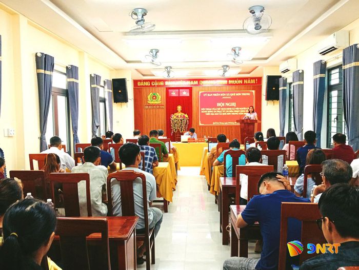 Hội nghị đối thoại giữa Chủ tịch UBND xã Quế Sơn Trung với người chấp hành xong án phạt tù. Ảnh: DUY THÁI