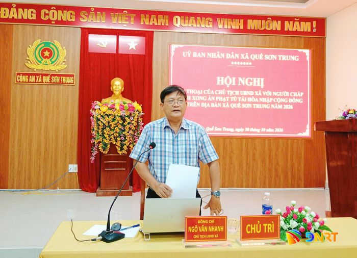 Ông Ngô Văn Nhanh, Chủ tịch UBND xã Quế Sơn Trung trả lời kiến nghị và mong muốn người chấp hành xong án phạt tù nỗ lực vươn lên trong cuộc sống. Ảnh: DUY THÁI