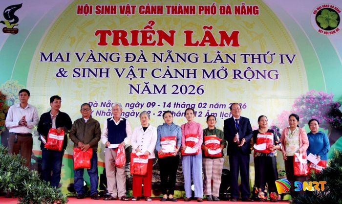 Hội Sinh vật cảnh thành phố Đà Nẵng tặng quà cho hộ khó khăn trên địa bàn phường Hòa Cường tại triển lãm mai vàng lần thứ IV năm 2026. Ảnh: TRỌNG HUY