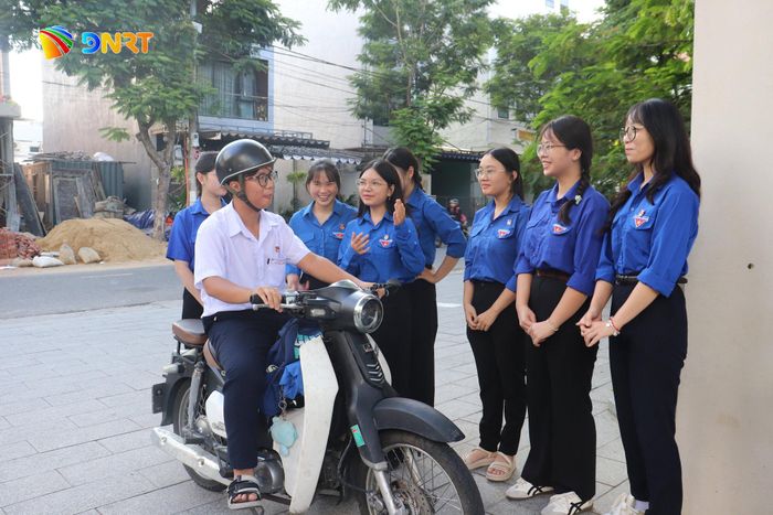 Đội hình “Vì cổng trường bình yên” nhắc nhở học sinh giữ gìn an toàn giao thông trước cổng trường. Ảnh: KHÁNH NGÂN