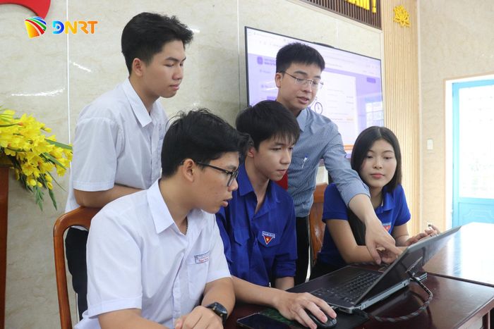 CLB AI-Robotics nghiên cứu phần mềm “Hệ thống quản lý thông tin phương tiện đến trường” hỗ trợ theo dõi, quản lý phương tiện của học sinh. Ảnh: KHÁNH NGÂN