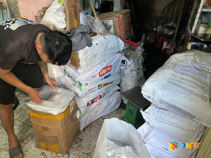 Công ty Cổ phần Thương mại Dịch vụ Hiệp Thành Phát sản xuất bao bì ni lông nằm giữa khu dân cư trên đường Bình Thái 3. Ảnh: TIẾN DŨNG