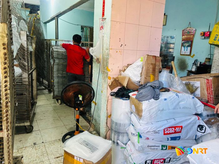 Hoạt động sản xuất tại cơ sở phát ra tiếng máy móc, mùi hôi, ảnh hưởng đến sinh hoạt của các hộ dân sống lân cận. Ảnh: TIẾN DŨNG
