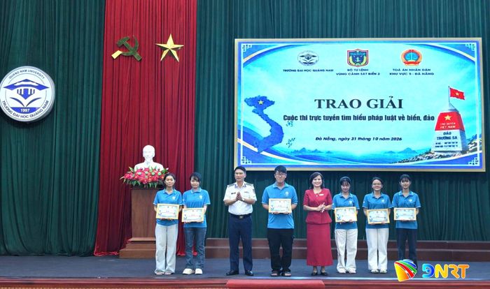 Ban tổ chức trao giải cuộc thi trực tuyến tìm hiểu pháp luật về biển, đảo. Ảnh: H.ĐĂNG