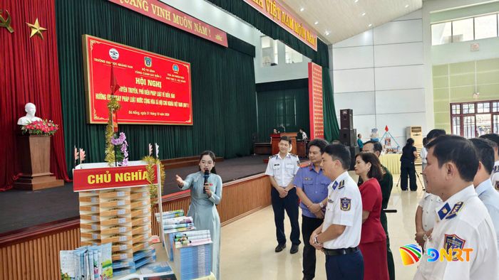 Các đại biểu tham quan mô hình xếp sách nghệ thuật. Ảnh: H.ĐĂNG