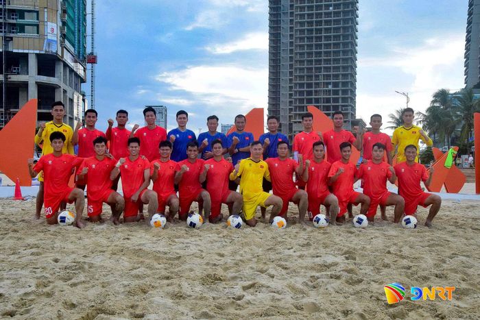 Đội tuyển tập trung 20 cầu thủ, được tuyển chọn từ những gương mặt nổi bật tại Giải bóng đá bãi biển vô địch quốc gia năm 2026 tổ chức ở Quy Nhơn (Gia Lai) hồi tháng 8/2026. Ảnh: BẢO LÂM