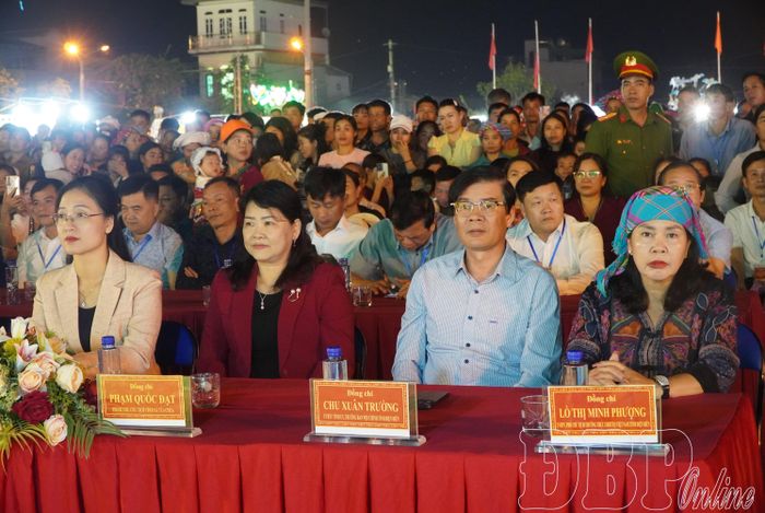 Đại biểu dự đêm khai mạc Ngày hội Văn hóa, Thể thao các dân tộc lần thứ nhất tại xã Tủa Chùa.