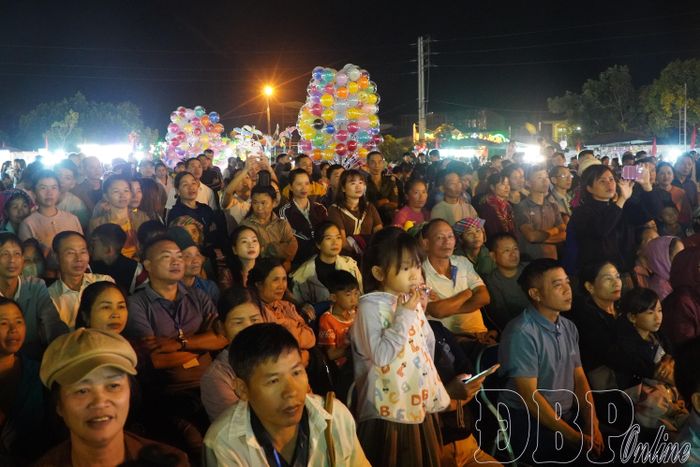 Đêm khai mạc thu hút đông đảo Nhân dân và du khách.