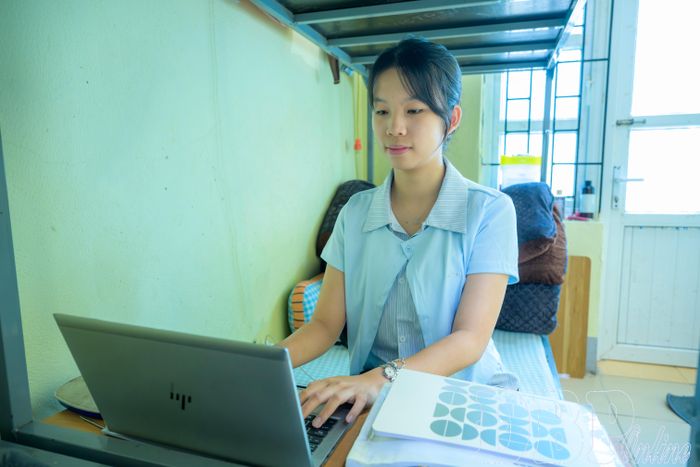 Sinh viên Nguyễn Như Minh ôn bài tại ký túc xá sau giờ lên lớp.