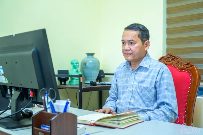 Phó Giám đốc Phân hiệu Đại học Thái Nguyên tại tỉnh Điện Biên Phạm Thế Hùng trao đổi về sức hút của Phân hiệu đối với sinh viên ngoại tỉnh.