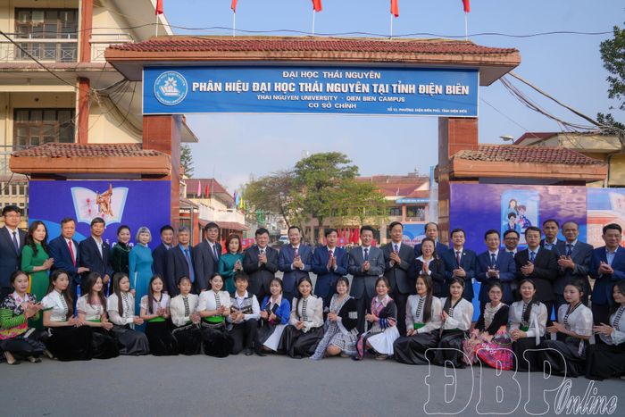 Các đại biểu và sinh viên tại Lễ công bố quyết định thành lập Phân hiệu Đại học Thái Nguyên tại tỉnh Điện Biên.