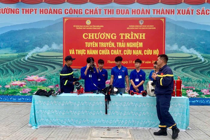 Học sinh được hướng dẫn sử dụng phương tiện cứu nạn, cứu hộ.
