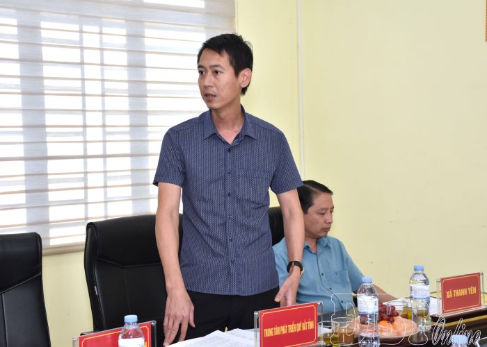 Lãnh đạo Trung tâm Phát triên Quỹ đất tỉnh tham gia ý kiến tại buổi làm việc.