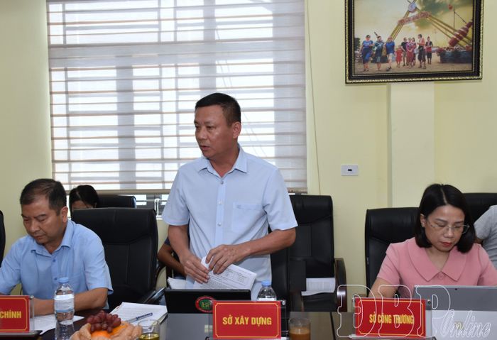 Lãnh đạo Sở Xây dựng tham gia ý kiến tại buổi làm việc.