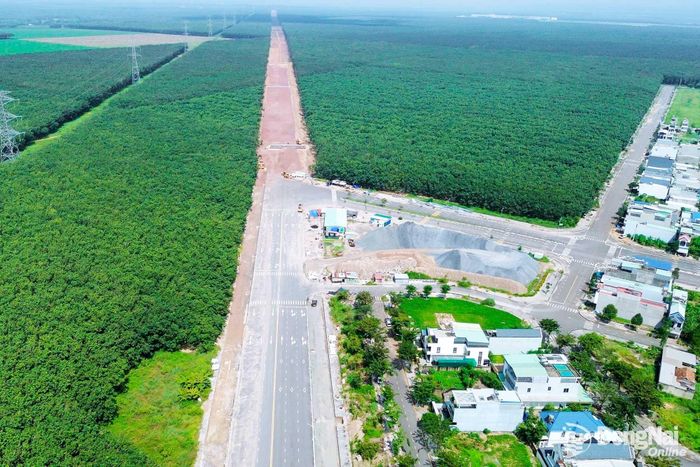 Thi công Dự án Nâng cấp, mở rộng ĐT.769 đoạn qua phường Long Thành. Ảnh: Phạm Tùng