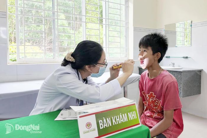 Trẻ em cũng có thêm cơ hội được khám sàng lọc miễn phí, giúp gia đình chủ động theo dõi sự phát triển và chăm sóc sức khỏe cho con. Ảnh: Bích Nhàn