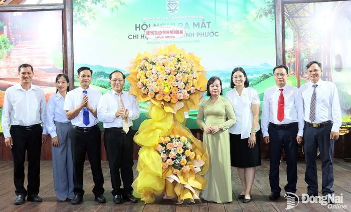 Hiệp hội Du lịch thành phố Đồng Nai tặng hoa chúc mừng Chi hội Du lịch Bình Phước. Ảnh: Quang Minh