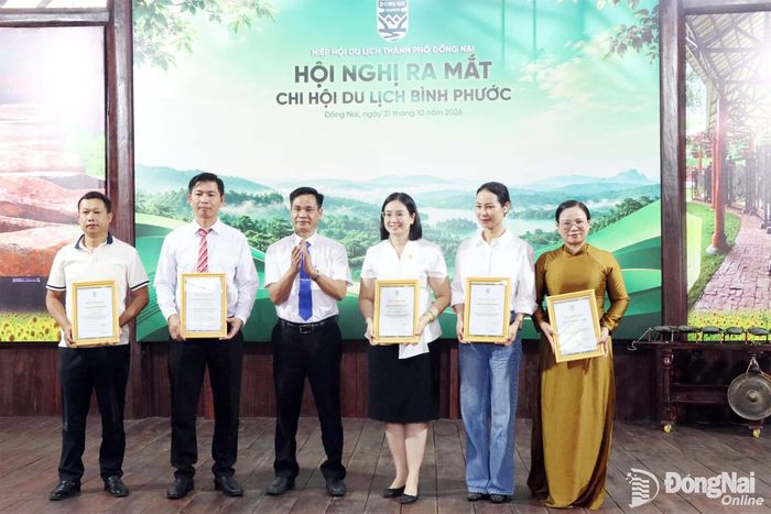 Chi hội Du lịch Bình Phước kết nạp hội viên mới. Ảnh: Quang Minh