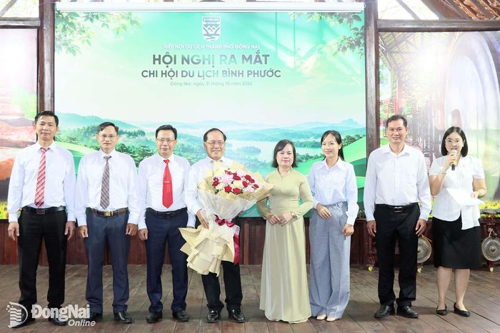 Ban Chấp hành Chi hội Du lịch Bình Phước ra mắt hội nghị. Ảnh: Quang Minh