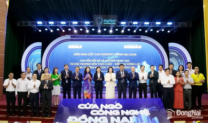Các đại biểu chụp hình lưu niệm sau diễn đàn. Ảnh: Hải Quân