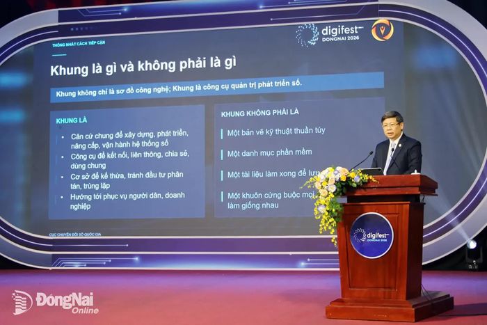 PGS.TS Hoàng Hữu Hạnh, Phó Cục trưởng Cục Chuyển đổi số Quốc gia (Bộ Khoa học và Công nghệ) chia sẻ tại diễn đàn. Ảnh: Hải Quân