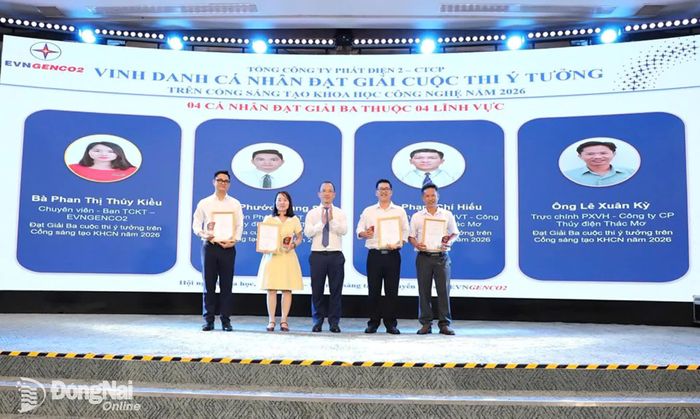 Ông Phạm Chí Hiếu – Chuyên viên Phòng KHVT (thứ 2 từ phải sang) và ông Lê Xuân Kỳ – Trực chính PXVH (ngoài cùng phía bên phải) nhận giải Ba tại Cuộc thi ý tưởng Khoa học công nghệ EVNGENCO2 năm 2026. Ảnh: Mỹ Phương
